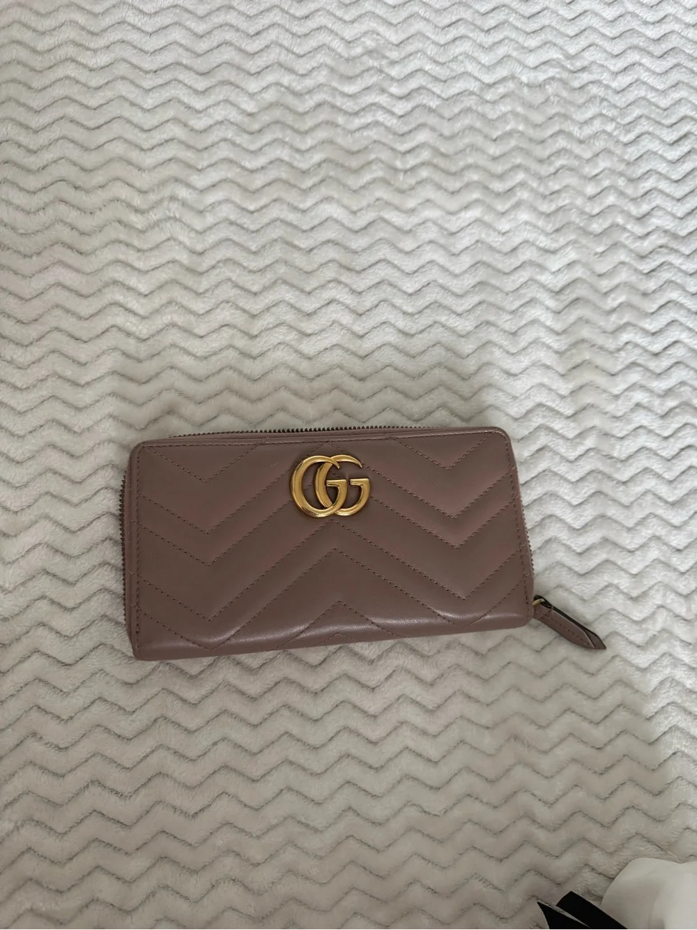 Gucci Mauve Taupe Chevron Quilted GG Zip Wallet with Gold Hardware